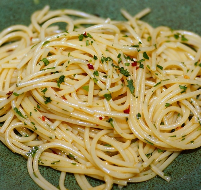 Easy Pasta Recipe : Aio E Oio (Garlic, Olive Oil, and Chili Flakes)